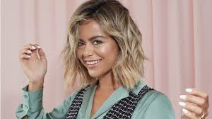 Short hair definitely comes with an abundance of benefits for any woman in terms of both style and convenience. How To Curl Short Hair With A Straightener In 6 Easy Steps