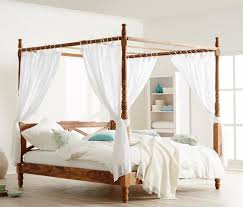 Ein himmelbett ist ein bett, über dessen liegefläche sich ein „himmel befindet. Himmelbetten Moderne Modelle Aus Holz Metall Living At Home