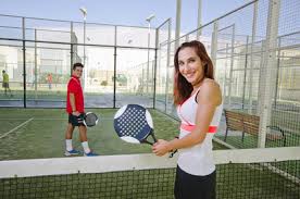 Padel wordt meestal in het dubbelspel gespeeld op een omheinde baan die ongeveer 25% kleiner is dan de grootte van een. Padel In Nerja Urlaub Als Sportfan