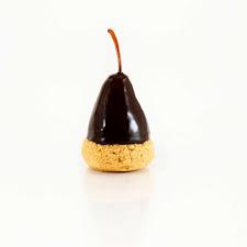 Choux A La Poire Pochee Et Cremeux Lactee Caramel Recette Poires Pochees Poire Le Meilleur Patissier Recette