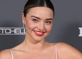 Miranda Kerr gây choáng váng với nhan sắc gái 3 con, hai thiết kế đầm ôm  sát phô diễn dáng vóc chân thật