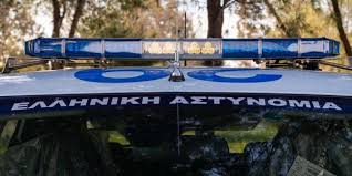 Σύμφωνα με τις πρώτες πληροφορίες, οι πυροβολισμοί ακούστηκαν σε πολυκατοικία που βρίσκεται στην οδό κουμουνδούρου πίσω από το μετρό του αλίμου. Pyrobolismoi Se Polykatoikia Ston Alimo Bre8hke Enas Kalykas E8nos