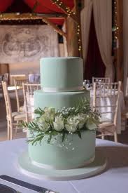 Mint Green Wedding Cake With Real Fresh Roses Filler Flowers And Leaves Natural Classic And Su Hochzeitstorte Grun Hochzeitstorte Herbstliche Hochzeitstorte