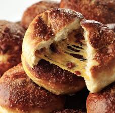 Une Recette De Bretzel Au Cheddar Et Bacon Style Cuisine De Rue Bacon Cheddar Pretzel Rolls Recipes