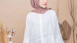 Padu padan antara gamis dengan outer yang dibuat dalam satu pakaian tampaknya sedang jadi trend di 2020. Berita Terbaru Seputar Baju Atasan Wanita Terbaru 2020 Naisha Hijrah