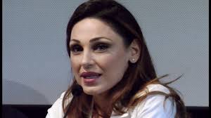 La foto che fa perdere la testa a mezza italia. Anna Tatangelo I Primi Passi Nel Mondo Della Musica A Soli 7 Anni