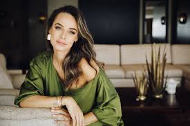 Andreea raicu, vedeta de televiziune din romania. Andreea Raicu Cand Eram Mica Si Ma Uitam La Filmele Cu Femei Frumoase Care Purtau Haine Matasoase Si Extrem De Feminine In Casa Eram De A Dreptul Fascinata Si Imi Doream Sa