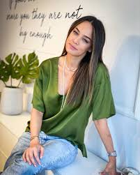 18 iulie 1977 , bucurești , românia) a debutat ca model, câștigând câteva importante concursuri de modelling. Andreea Raicu A Pozat Nud Si A Postat Fotografia Pe Instagram Andreea Esca Like