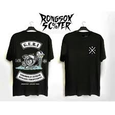 Skutik yang termasuk dalam vespa berbadan besar ini hadir dengan beragam ubahan dari sisi eksterior. Kaos Vespa Original Geri Independent Logo Hitam