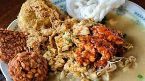 Penyajiannya adalah dengan ketupat iris yang diberi tauge, tempe dan disiram kuah sayur kuah santan. Rekomendasi Menu Sarapan Orem Orem Malang Paduan Gurihnya Kuah Santan Dan Potongan Tempe Tribunjatim Travel