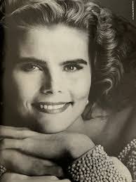 Angela Dellinger's Instagram, Twitter & Facebook