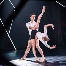 È nato a casale monferrato il 26 marzo del 1975, da una famiglia semplice dove il padre è un. Roberto Bolle Incanta Il Pubblico Di Rai 1 Con La Sua Danza Artslife