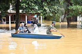Peristiwa darurat telah memberi iktibar kepada kita untuk mengatur strategi dengan bijak supaya masalah dapat diatasi dengan cepat. Agong Raja Permaisuri Naik Sampan Tinjau Banjir Utusantv
