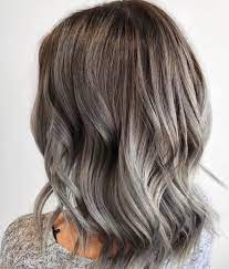 Fondere il colore dei capelli bianchi con quello dei colpi di sole regala un look più naturale e giovanile rispetto al colorare li capelli di un colore . 10 Tinte Per Nascondere I Capelli Bianchi E Sembrare Piu Giovani Rimedio Naturale