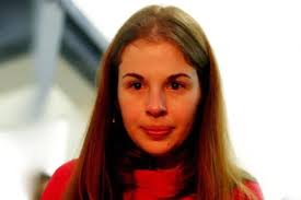 Suzane von Richthofen solda portão e retira carro do tio morto