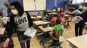 Des élèves s'attaquent aux chaises d'école. 10 000 Masques Pour Les Petits Ecoliers De Bar Sur Seine