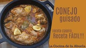 Pela el diente de ajo y pica el perejil. Conejo Guisado La Cocina De La Abuela