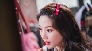 Padahal, tangan kita sudah menyentuh segala benda dan terkontaminasi berbagai macam bakteri dan kotoran. Tips Siapkan Kulit Untuk Riasan Flawless Ala Moon Ga Young