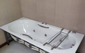 Vasche idromassaggio, per chi vuole un bagno di relax, e romantiche free standing, squadrate o ovali, per chi non può fare a meno di stupire. Vasca Da Bagno Prezzi Outlet Vicenza Fratelli Pellizzari