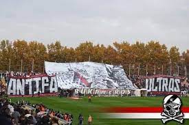 Los 'bukaneros' del rayo vallecano han negado hoy su relación con los incidentes ocurridos en las últimas manifestaciones de madrid, como los de anoche junto al congreso. Bukaneros Rayo Vallecano Old Photo Ultras Against Racism Facebook