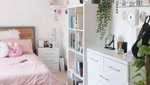 Tambahkan aksesoris lainnya seperti bantal, guling, selimut untuk membuat tempat tidur anda menjadi lebih nyaman. 6 Langkah Mendekorasi Kamar Estetik Ala Korea Untuk Penggemar K Pop