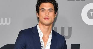 See more of kj apa on facebook. Riverdale Star Charles Melton Er Beisst Seiner Kollegin Den Fingernagel Ab Riverdale Kollegen Schauspieler