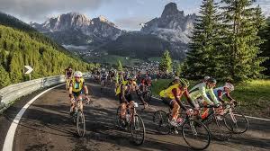 One day a year in the normally sleepy ladin valleys of italy's far north, a gunshot sends more than 9,000 riders climbing out of the darkness, just before dawn breaks over the surrounding limestone peaks. Die 34 Maratona Ist Geschichte Sport Tgr Tagesschau