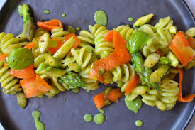 Apporta solo 390 calorie a porzione. Pasta Primaverile Con Crema Di Piselli Asparagi E Carote