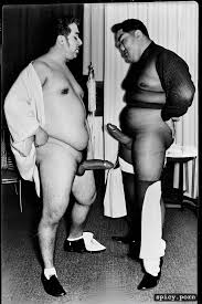 Image of ultrarealistic ultrarealistic vivid colors voluptuous drunk naked  geisha manages to get deep blowjob a drunk tall sumo with a huge dick -  spicy.porn
