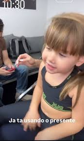 Virginia leva as filhas para acompanhá-la em campanha da DLK e meninas  encantam com looks da mãe em miniatura