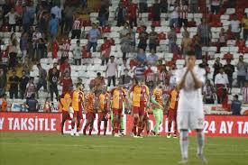 Antalyaspor forması giyen maicon ile galatasaray kalecisi muslera arasındaki pozisyon tartışma yarattı. Galatasaray Antalyaspor Deplasmaninda Galip Anadolu Ajansi