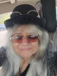 Could anyone reccomend a good psychic please that does home readings/party?