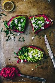 The Best Avocado Beet Hummus Toast Vegan Gluten Free Recette Recette Avocat Recette Tartine Snacks Sains