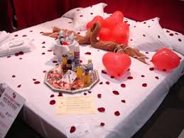 #6 cartas de amor y peluche con petalos de rosa. Imagenes De Camas Decoradas Para San Valentin