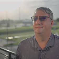 What is the correct pronunciation of the word 'dais'?