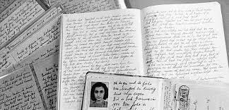 Ce livre a été traduit en plusieurs langues, puis adapté au théâtre et j'ai pu voir la pièce de théâtre à anthéa le 14 décembre au soir, j'ai été très émue. Le Journal D Anne Frank Adapte En Bande Dessinee