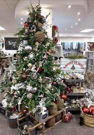 Arbre De Noel 2018 Rouge Vert Et Bois Realisation Manon Boisvert Pour Boutique Deco Design Dru Decoration De Noel Interieur Boutique Deco Decoration Noel