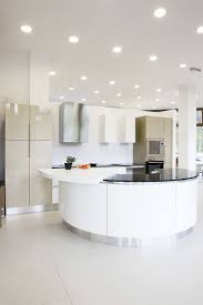 Abgehangte Decke In Einer Modernen Offenen Kuche Mit Neutralweissen Led Einbauleuchten Led Light Downlight Led Downl Led Lampe Kuche Lampe Kuche Led Lampe