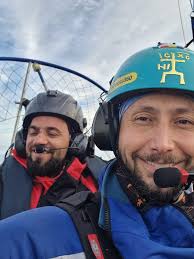 Catalin Stan fostul nostru elev, face acum un pas important către un nivel  superior în pilotajul tandem. A avut recent primul său zbor ca pilot la  comandă și s-a descurcat extraordinar. Decolarea