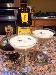 Nuts Berries Cocktail In Cocktail Shaker Mix 3 Oz Frangelico Hazelnut Liqueur 3 Oz Chambord Raspberry Berry Drinks Boozy Drinks Winter Drink Recipes