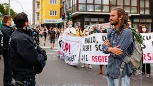 Until now, climate protests rarely spurred lawmakers to debate climate action. Klimaprotest In Berlin Extinction Rebellion Blockiert Strassen In Friedrichshain Rbb24