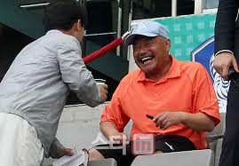 안녕하세요 2008년부터 종합게임방송을 하고 있는 우왁굳이라고 합니다.이번에 트위치에서 본격적으로 방송을 시작하게 되었습니다. í¬í†  ì‚­ë°œì‹œìœ„ ê¹€í¥êµ­ ì¶•êµ¬ìž¥ì„œ ë‹¤ì‹œ ì°¾ì€ ë°ì€ ë¯¸ì†Œ