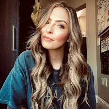 Amanda Forth's Instagram, Twitter & Facebook