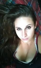 Amanda Henault's Instagram, Twitter & Facebook