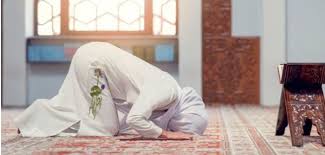 وأمّا حديث صلاة التسابيح فهو حديث منكر، وإن صححه بعض أهل العلم، فقد ضعفه جماعة هم أعلم منهم وأجل، والدليل قائم بتضعيفه، وأنه حديث منكر. O24611 Lqjyf5m