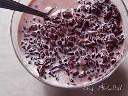 Sekiranya air telah kering dan beras masih belum empuk, tambahkan air lagi. Bubur Pulut Hitam Berkrim