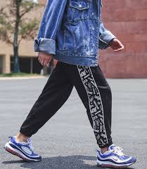 Comment porter le pantalon ? Pantalon De Jogging Avec Bandes Cote Graphiques Bas De Survetement Pour Homme