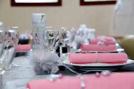 Chemin de table märitfoujo13chemin de table joli et simple et de bonne qualité4. Mariage Decoration De Table Gris Rose Et Blanc Instinct Deco Decoration De Table Gris Table Mariage Rose Decoration Table Mariage