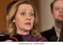 30 mil resultados de imágenes, fotos de stock e ilustraciones libres de  regalías para Elena