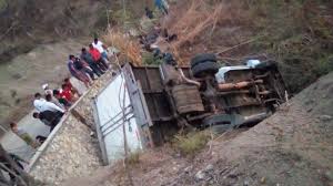De momento, se estima que el accidente dejó 17 personas muertas y alrededor de 70 heridas. Mueren 23 Migrantes Guatemaltecos En Mexico Al Volcar El Camion En El Que Viajaban Internacional El Pais